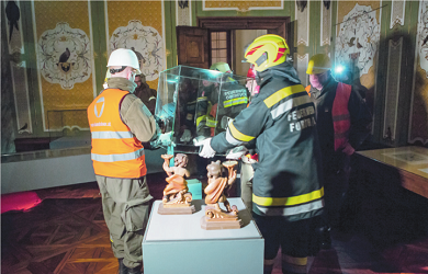 Eine Glasvitrine im Museum wird geöffnet um die Statuetten bergen zu können